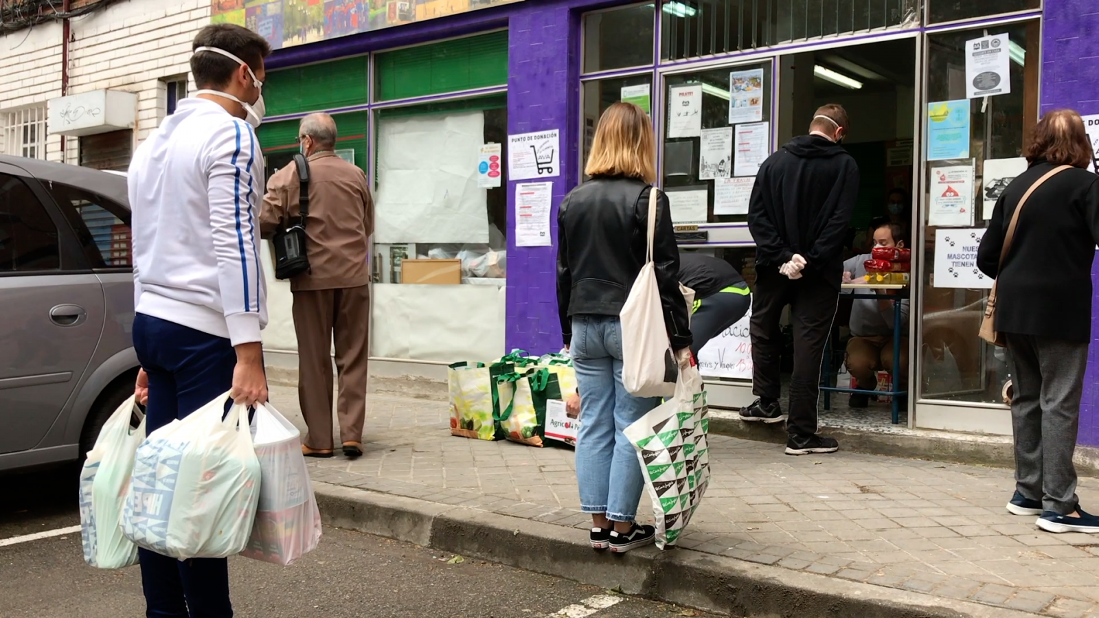 La realidad tras las colas para pedir comida en Aluche: familias necesitadas y vecinos solidarios