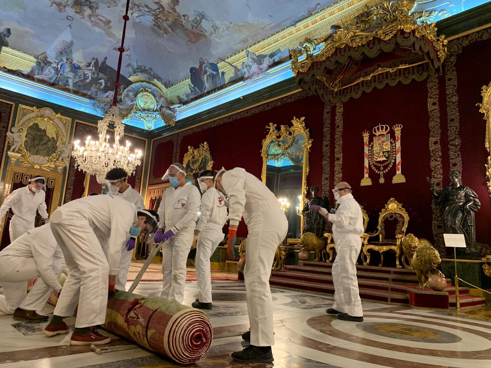 Cambio de alfombras en el Palacio Real de Madrid
