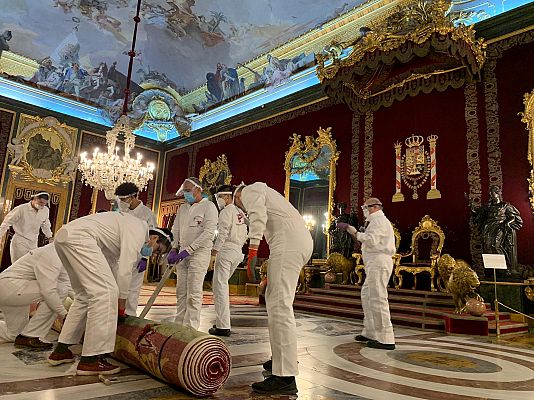 Así se cambian las alfombras del Palacio Real