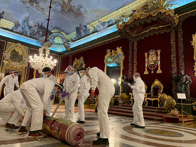 España Directo - Así se cambian las alfombras del Palacio Real
