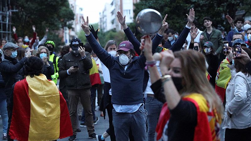 Decenas de personas se congregan en Madrid  para pedir la dimisión de Sánchez 