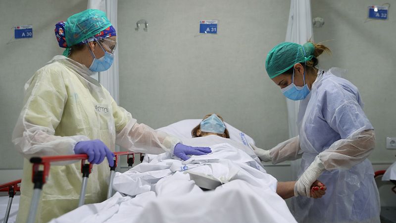 Este jueves se cumplen dos meses del estado de alarma por la pandemia de coronavirus y España suma más de 229.000 contagiados. En las últimas 24 horas el número de fallecidos ha vuelto a pasar de 200, y el 60% se registra en una sola comunidad, Catal