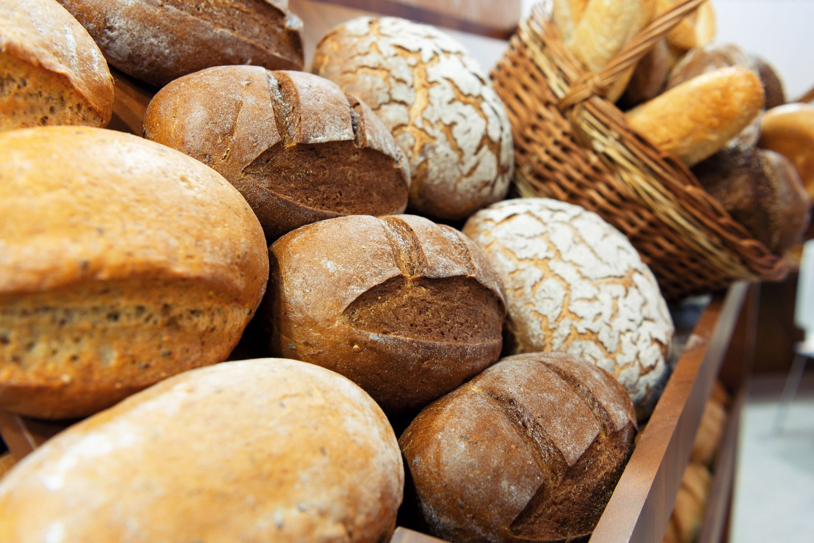 Panadera rural reparte pan y bollos de manera altruista a todos los vecinos de Palomares del Campo (Cuenca) y alrededores - España Directo | Ver