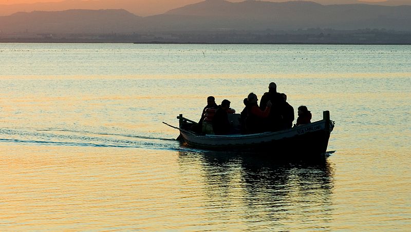 La cuarentena que tienen que hacer los viajeros afecta también a los inmigrantes que llegan a España de forma irregular. El gobierno estudia adaptar la medida para estos casos y las organizaciones humanitarias alertan de que la llegada de pateras no