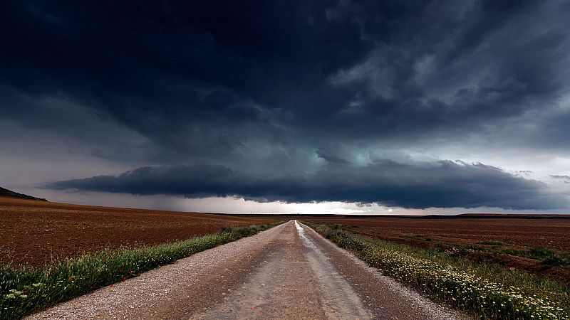 Chubascos y tormentas localmente fuertes en la mitad sur, zona centro y en el entorno de Pirineos - ver ahora 