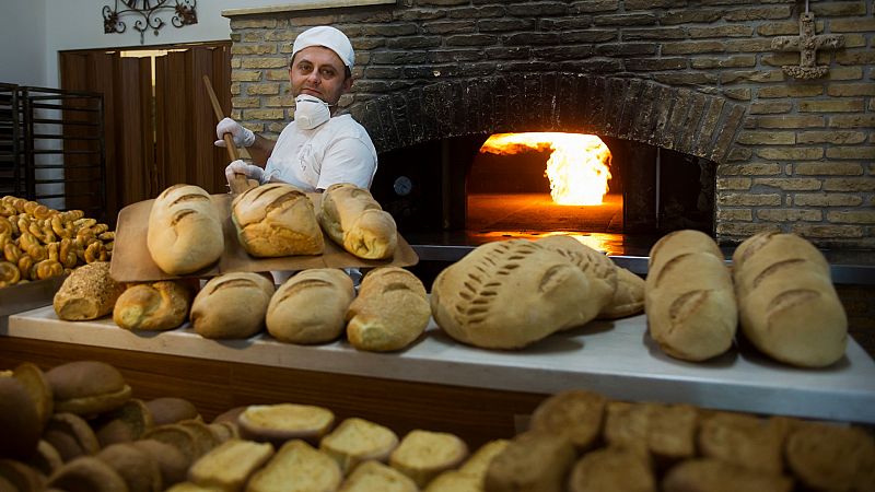 Los panaderos españoles reparten 24.000 barras para reivindicar el pequeño comercio
