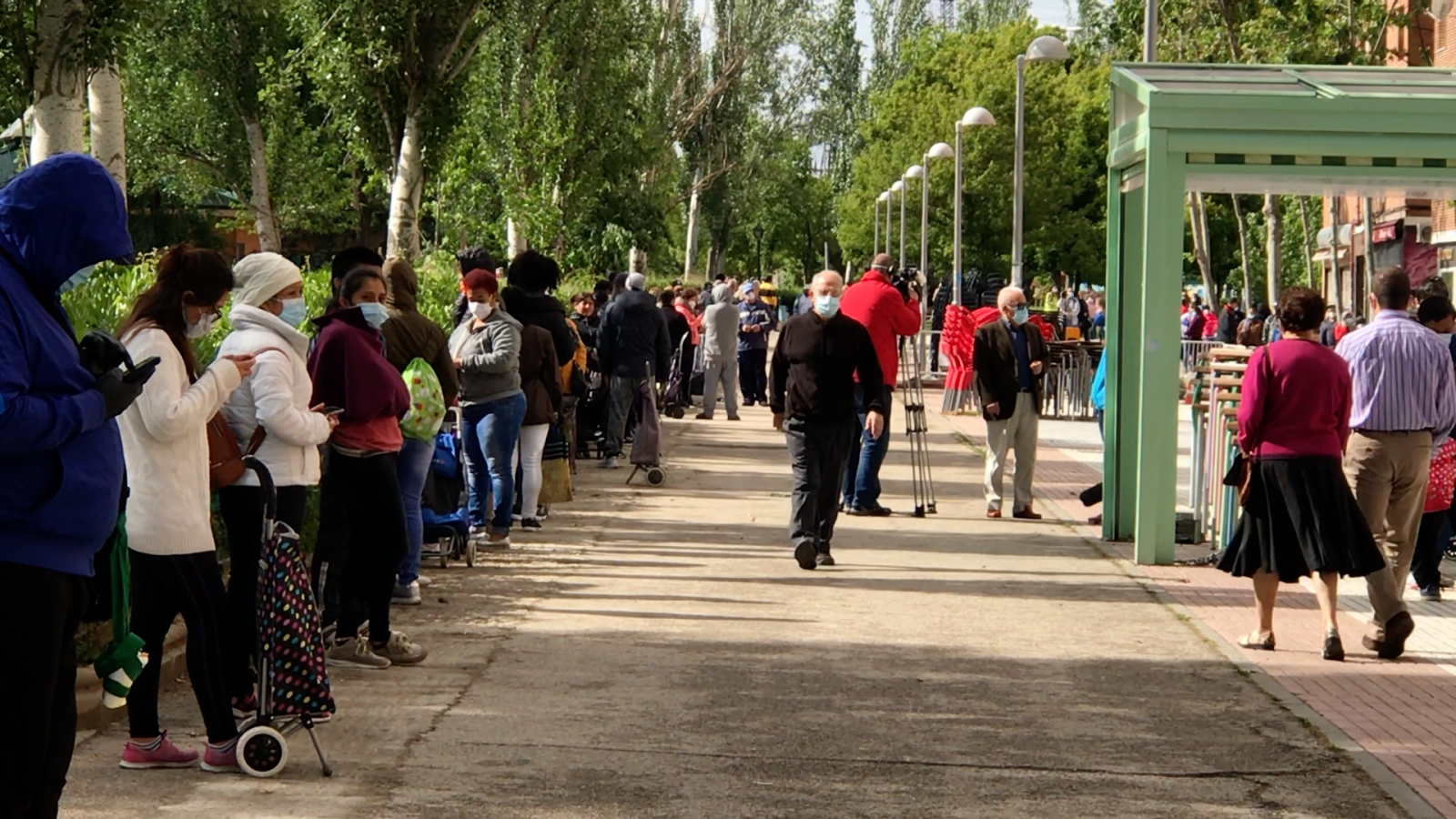 Horas de cola para recoger una bolsa con comida: "Nunca pensé estar aquí pero lo agradezco infinitamente"