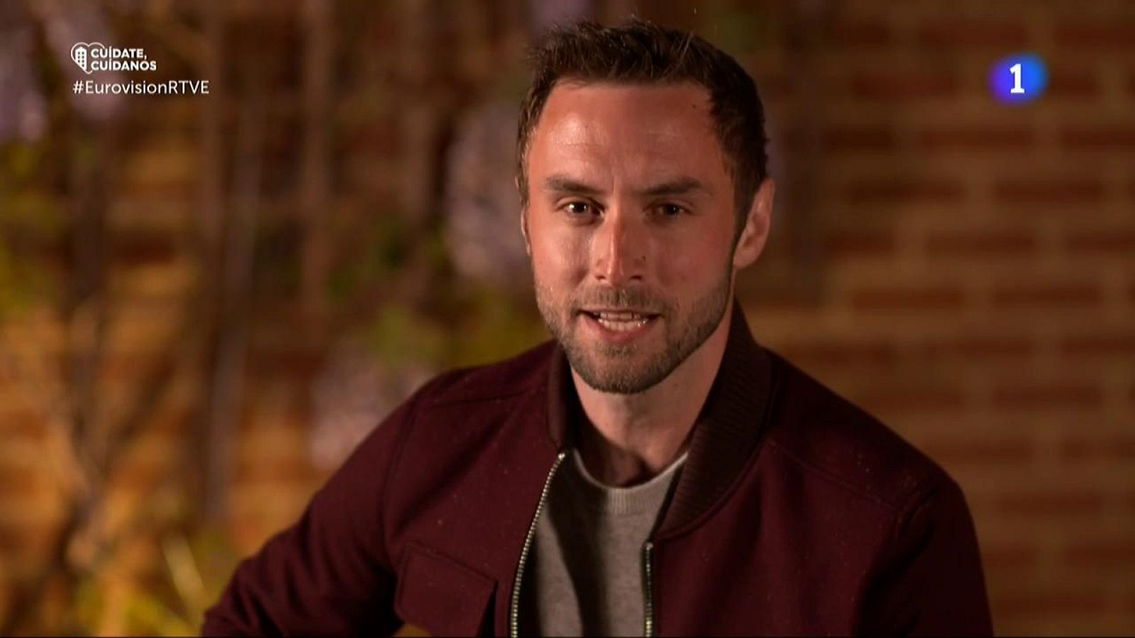 Europe shine a light - Måns Zelmerlöw canta "Heroes"