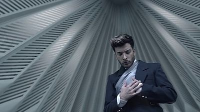 Blas Cant canta "Universo" en Europe shine a light