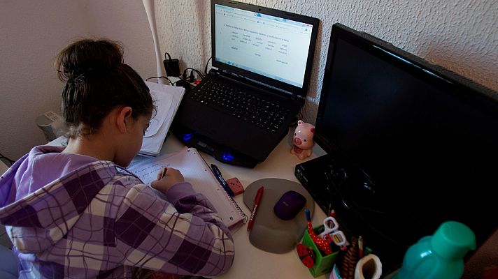 Telediario 1 - La enseñanza universitaria 'on line' mejora el rendimiento de algunos estudiantes