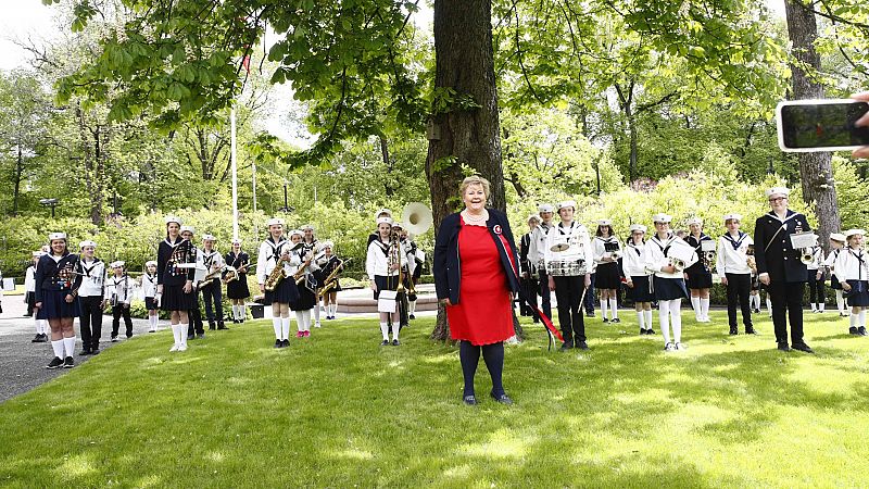 El Gobierno de Noruega celebra la fiesta nacional bailando respetando la distancia de seguridad