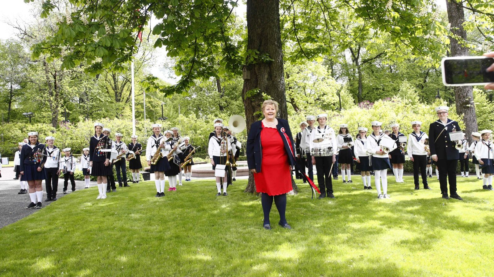 El Gobierno de Noruega celebra la fiesta nacional bailando respetando la distancia de seguridad