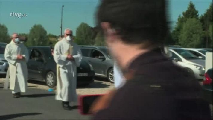 Modo Digital - A misa, sin bajarse del coche en Francia