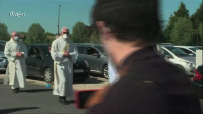 Modo Digital - A misa, sin bajarse del coche en Francia