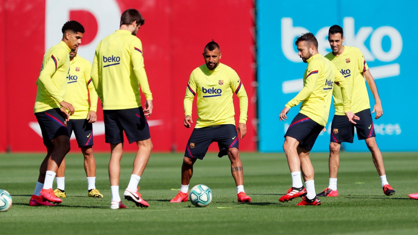 Los equipos de la Liga aumentan la intensidad y ya entrenan en grupo