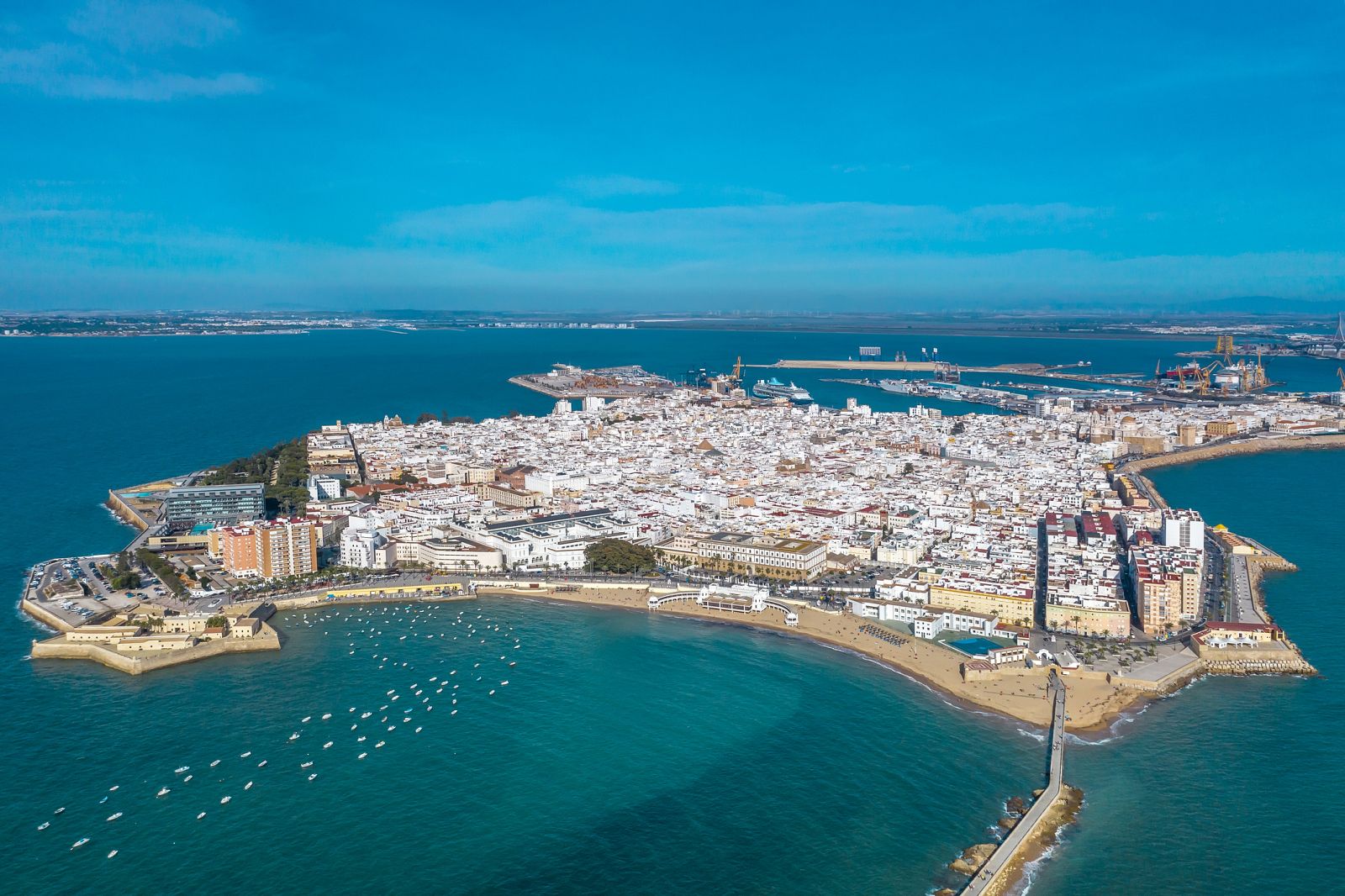 En las cocinas del Parador de Cádiz se preparan menús para las familias más necesitadas