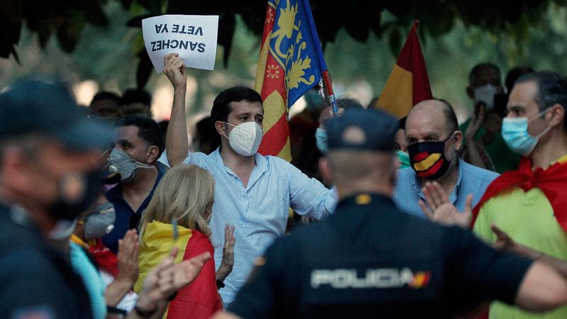 Las caceroladas contra el Gobierno se extienden mientras Iglesias y Vox se cruzan reproches por los escraches