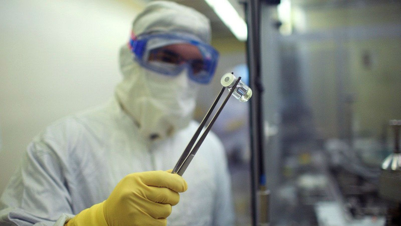 La OMS pide garantizar el acceso universal a las vacunas en una resolución de la que se ha desmarcado EE.UU. - RTVE.es - Telediario 1 | Ver