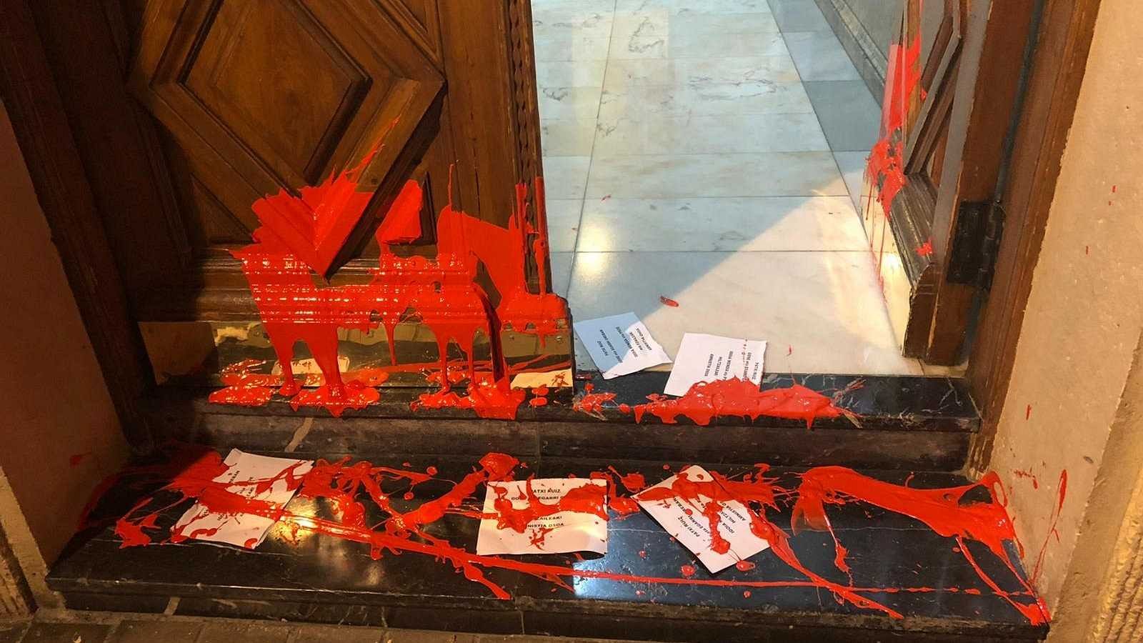 Arrojan pintura y pasquines con la palabra "asesinos" en el domicilio de la socialista vasca Idoia Mendia - RTVE.es