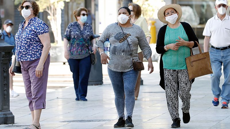 El uso de la mascarilla será obligatorio en España no solo en el transporte público como hasta ahora, sino también en espacios públicos cerrados y en la vía pública cuando no sea posible garantizar la distancia mínima de seguridad de dos metros, como