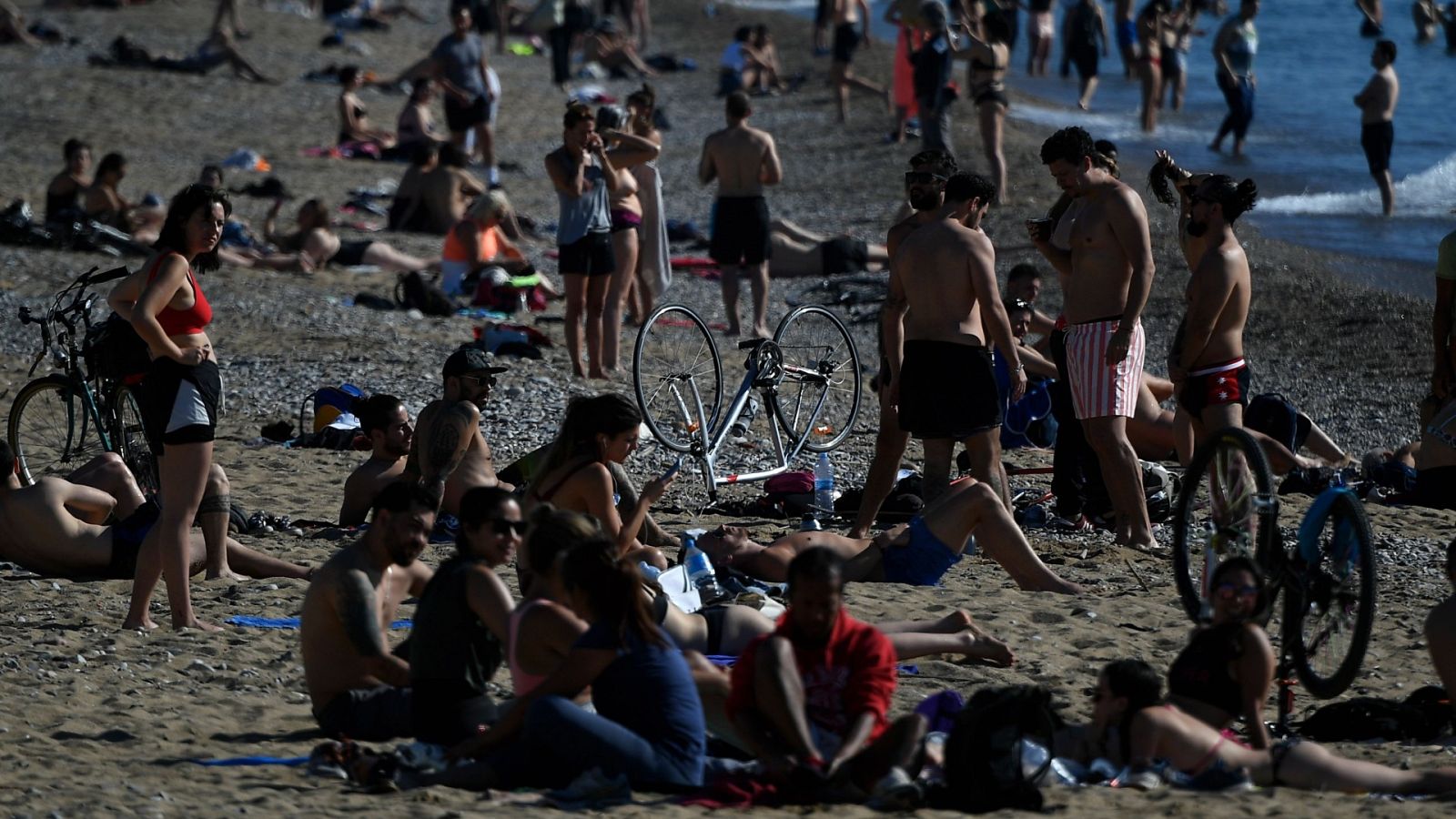Coronavirus: Playas abarrotadas en Barcelona