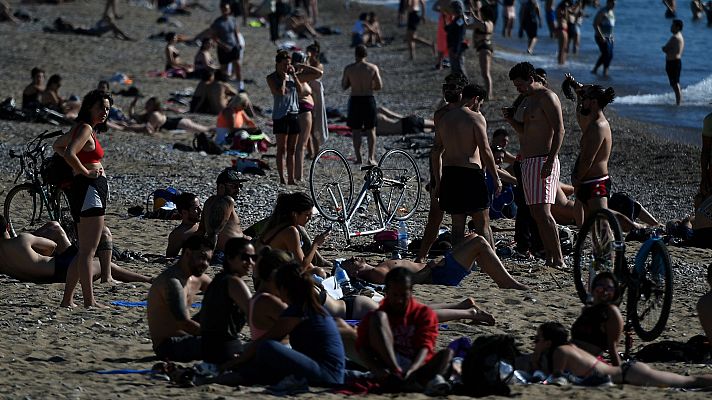 Playas abarrotadas en Barcelona