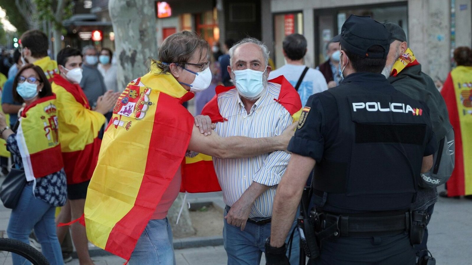 Agreden a un joven durante las protestas contra el Gobierno en Moratalaz - RTVE.es