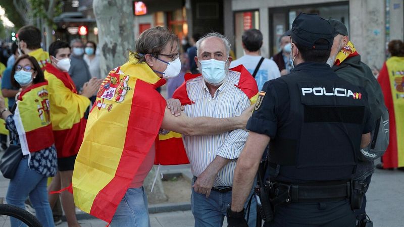 Agreden a un joven durante las protestas contra el Gobierno en Moratalaz