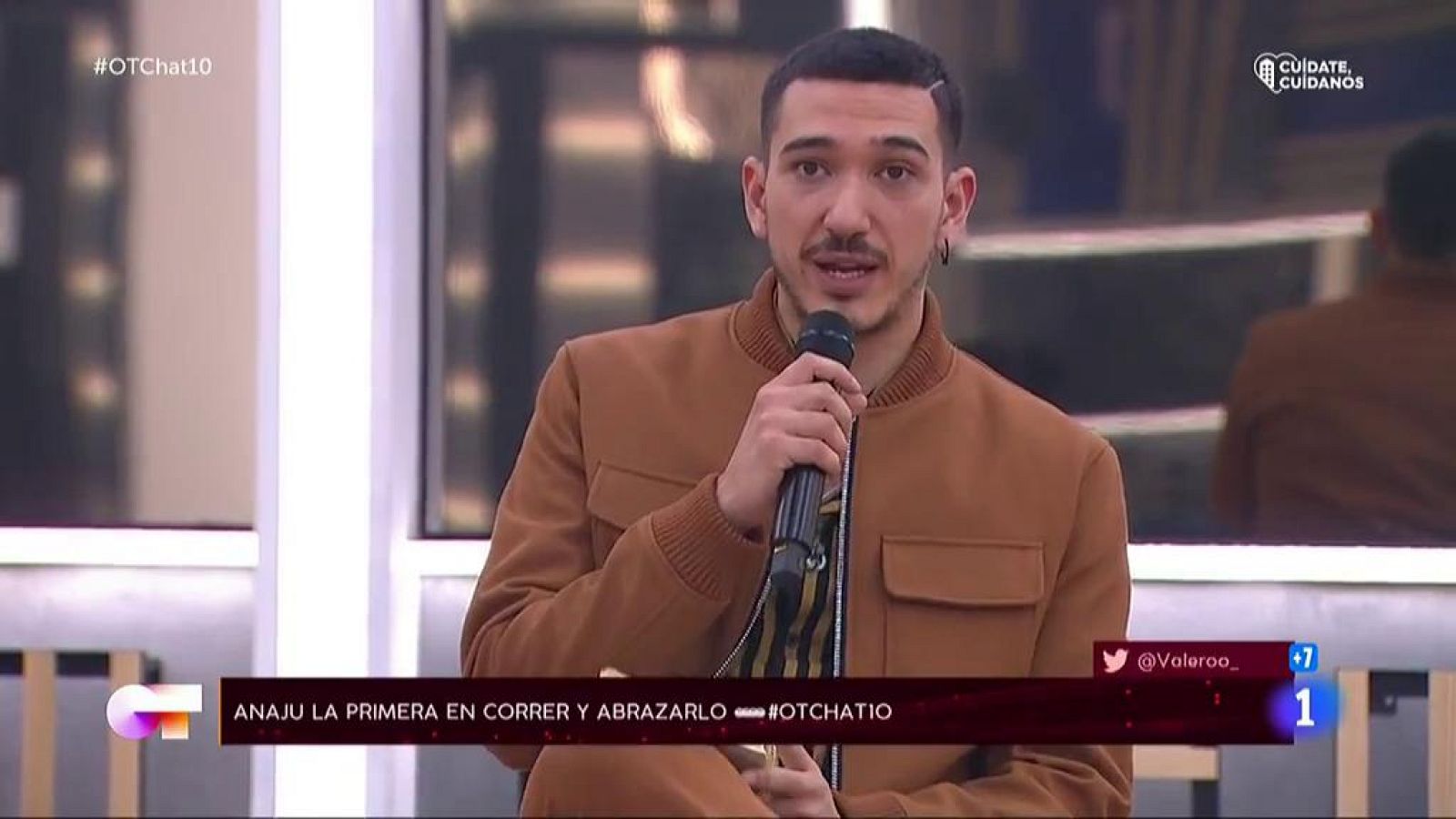 Bruno lee una carta a sus compañeros en El Chat 10