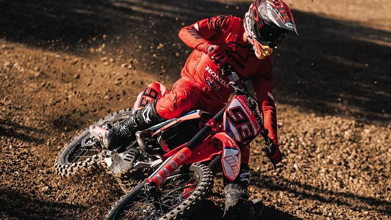 Marc y Alex Márquez vuelven a entrenarse encima de una moto