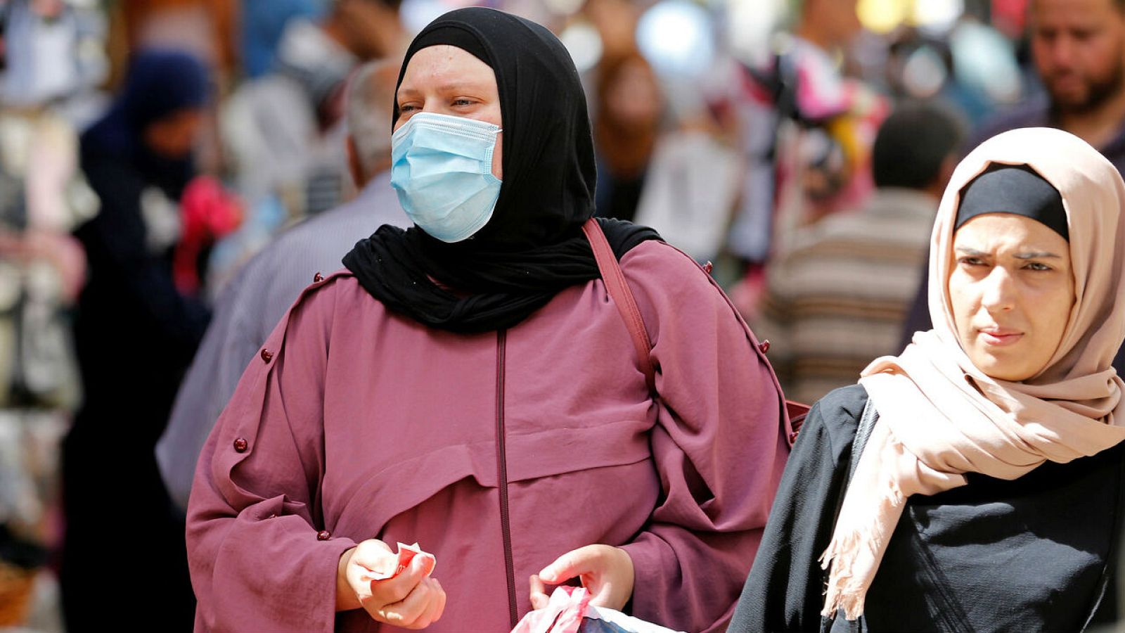 Israel avanza en su plan de desescalada y alivia la obligación de llevar mascarilla - RTVE.es - Telediario 1 | Ver