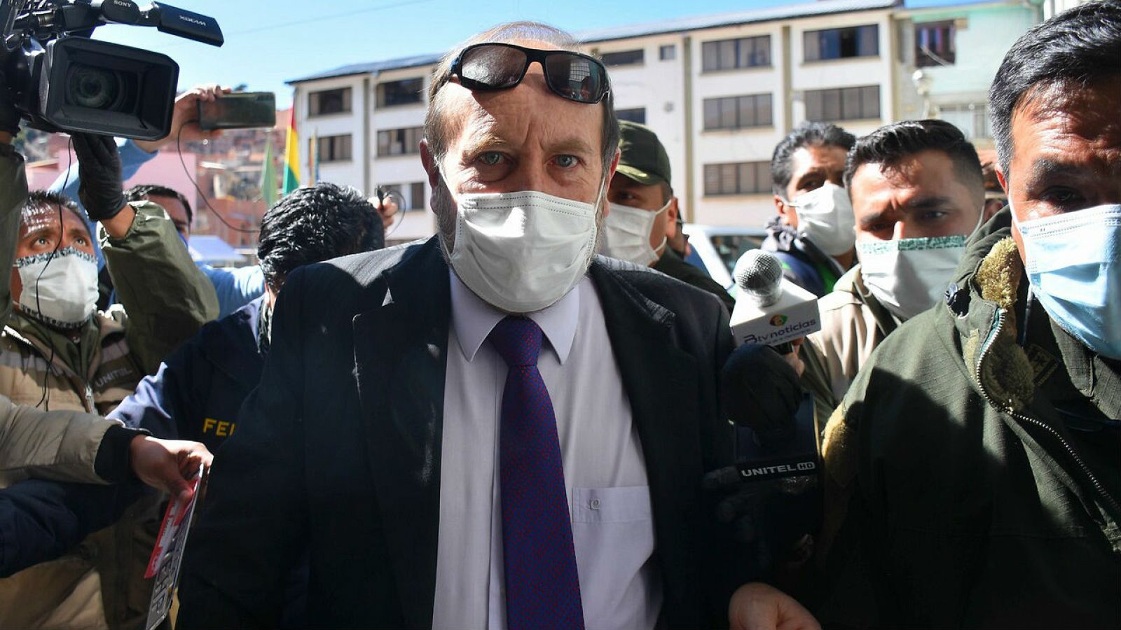 Detenido el ministro de Sanidad de Bolivia por el sobrecoste en la compra de respiradores a España   - RTVE.es