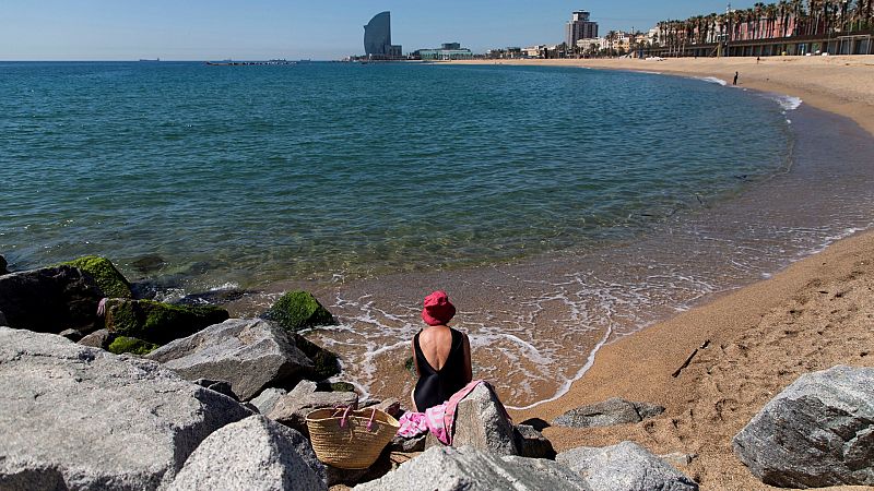 Cita previa, control de acceso y aforo limitado: así será el día de playa este verano