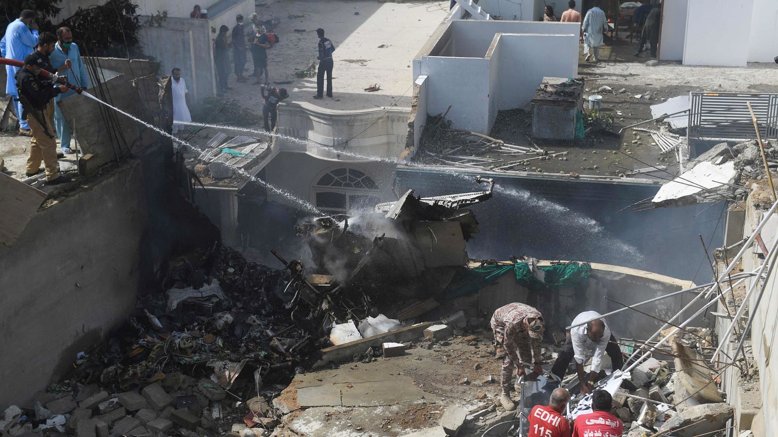 Un avión Airbus A-320 se estrella en Pakistán con 107 personas a bordo