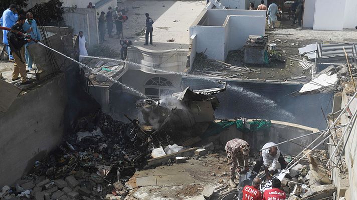 Informativo 24h - Un avión Airbus A-320 se estrella en Pakistán con 107 personas a bordo