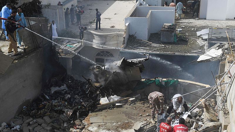 Un avión Airbus A-320 se estrella en Pakistán con 107 personas a bordo