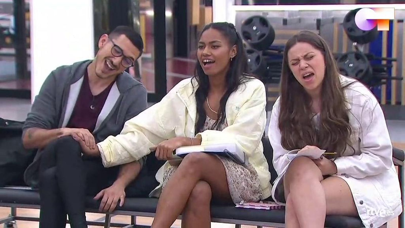 Bruno y Eva escuchan "Fugitivos" y "Dumb", sus respectivos singles, en la Academia