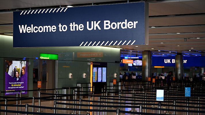 El Reino Unido multará a viajeros que no hagan cuarentena