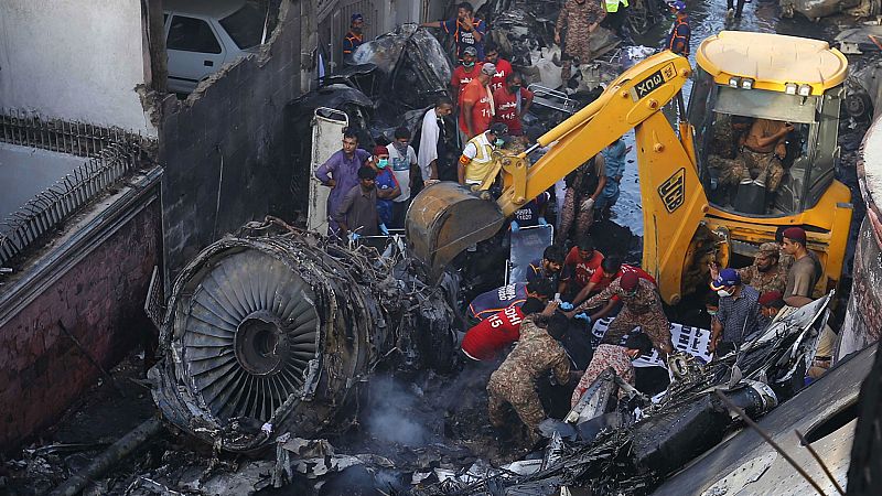 Un avión se estrella en Pakistán con 99 personas a bordo