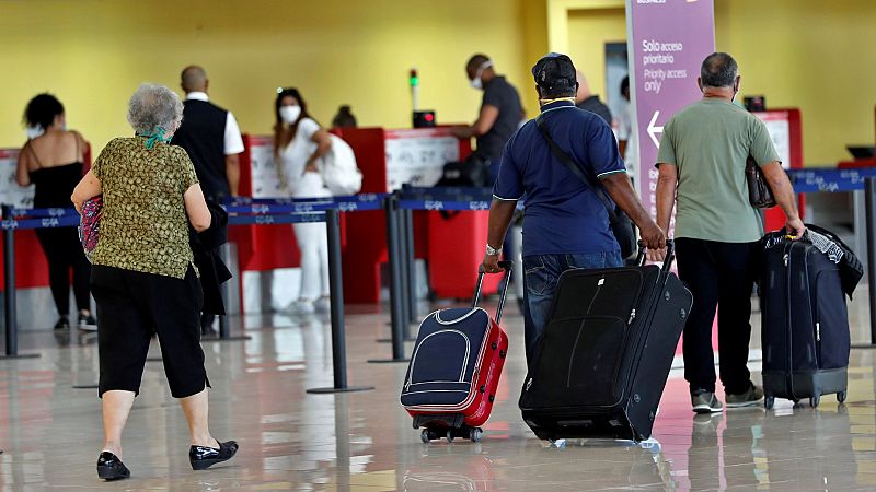 La Agencia Europea de Seguridad Aérea recomienda usar mascarillas y evitar despedidas en la terminal