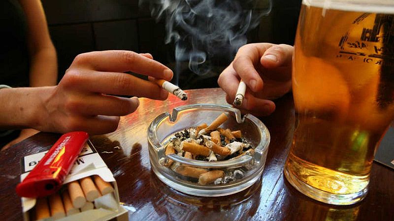 Te Acuerdas: La ley antitabaco que obligó a reformar bares y restaurantes
