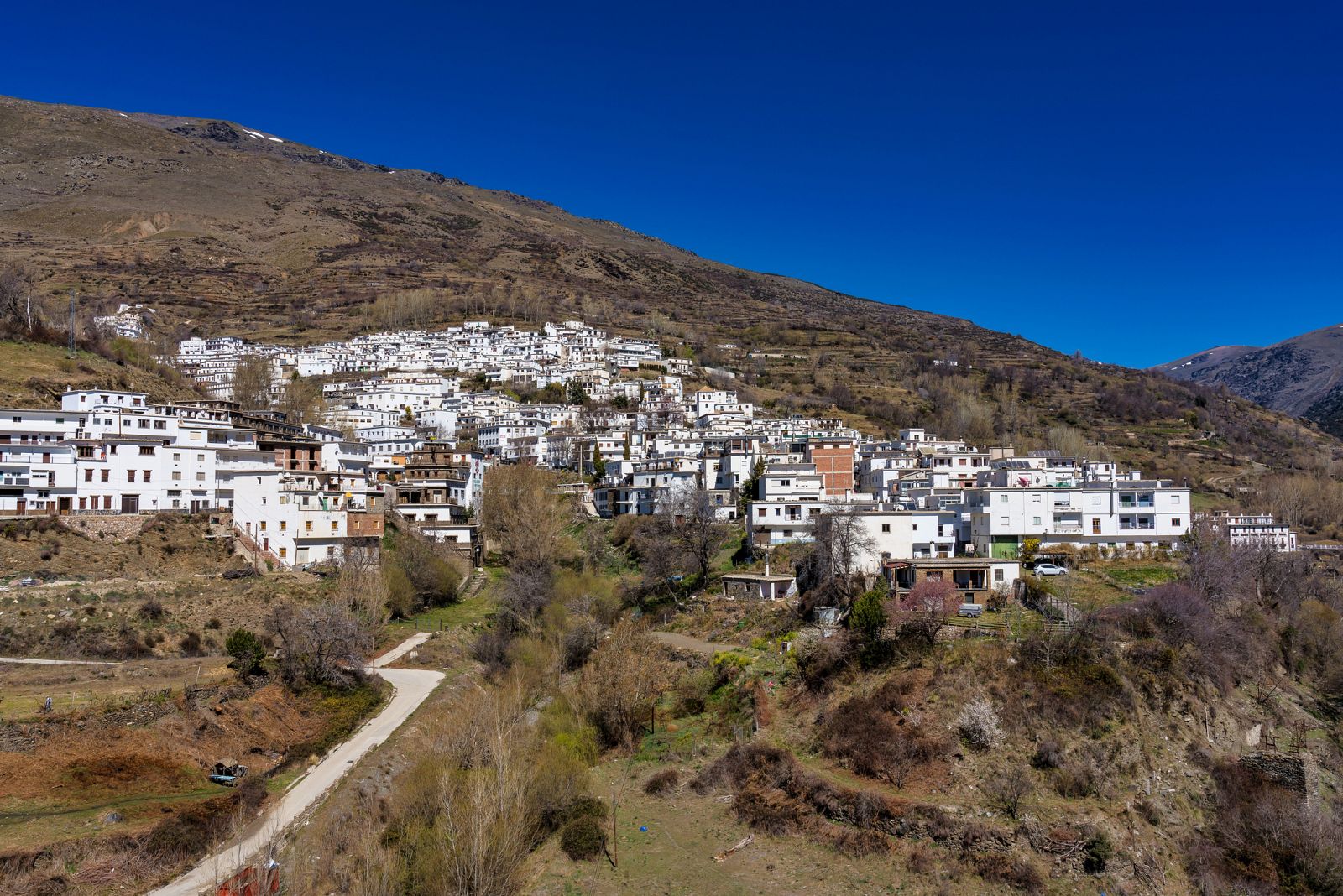 Turismo rural en Lanjarón (Granada), el pueblo español con mayor esperanza de vida