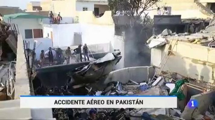 Telediario 1 - Al menos 60 fallecidos al estrellarse un avión con 107 personas a bordo en Pakistán
