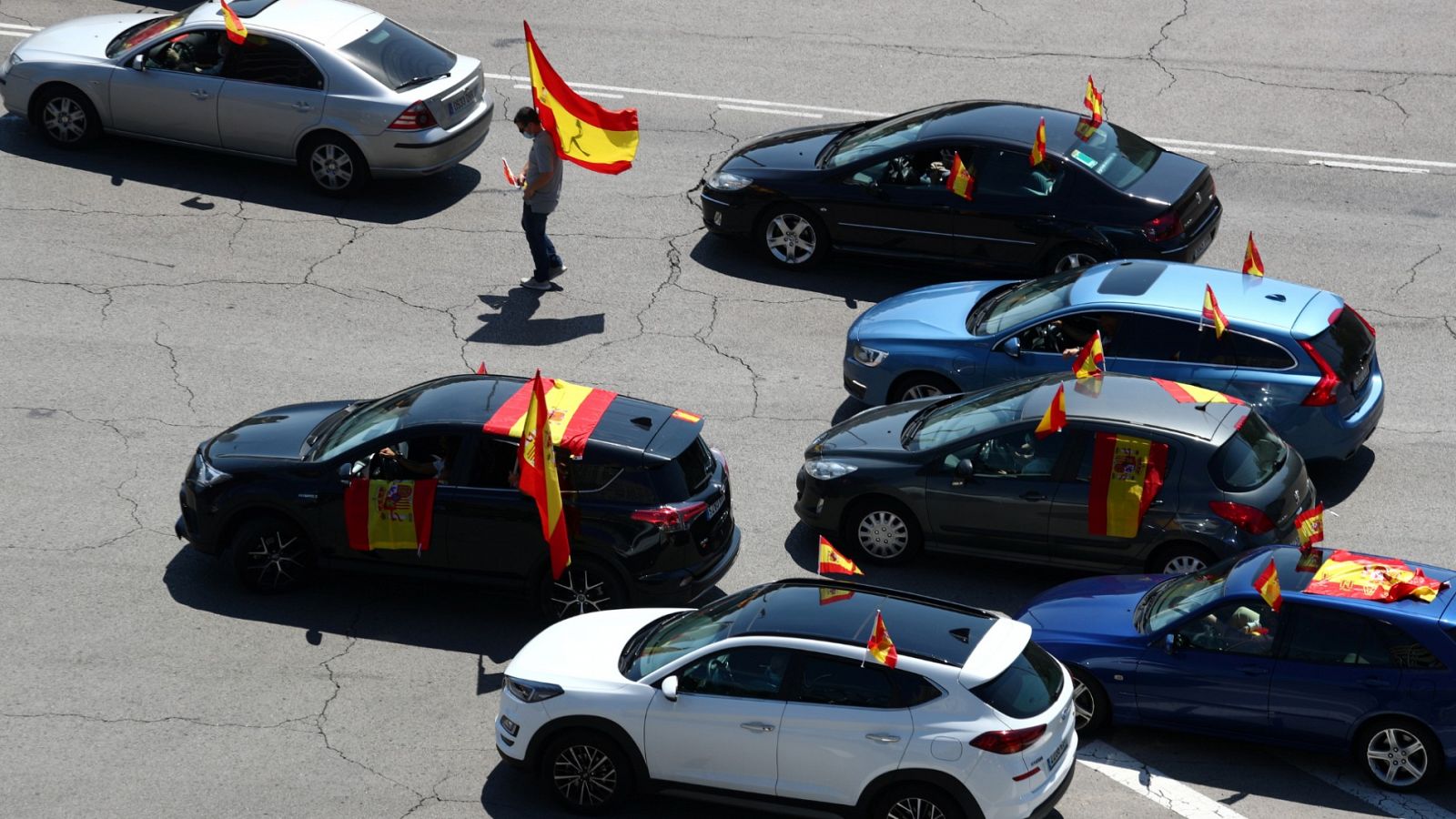 Cientos de manifestantes convocados por Vox piden desde sus vehículos la dimisión del Gobierno