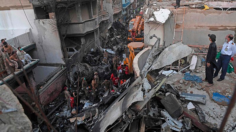 Al menos 97 fallecidos y solo dos supervivientes en un accidente aéreo en Pakistán
