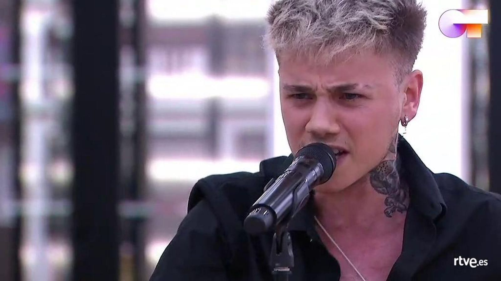 Hugo canta "La leyenda del tiempo", de Camarón de la Isla, en el primer pase de micros de la Gala 11 de Operación Triunfo 2020