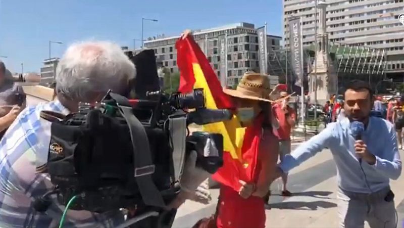 Varias personas impiden una conexión de TVE durante la manifestación de Vox en Madrid
