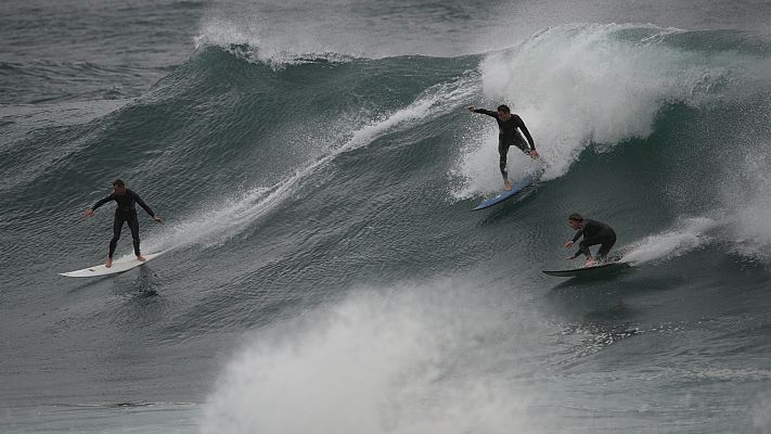 Informativo 24h - Los surfistas aprovechan las enormes olas en Australia