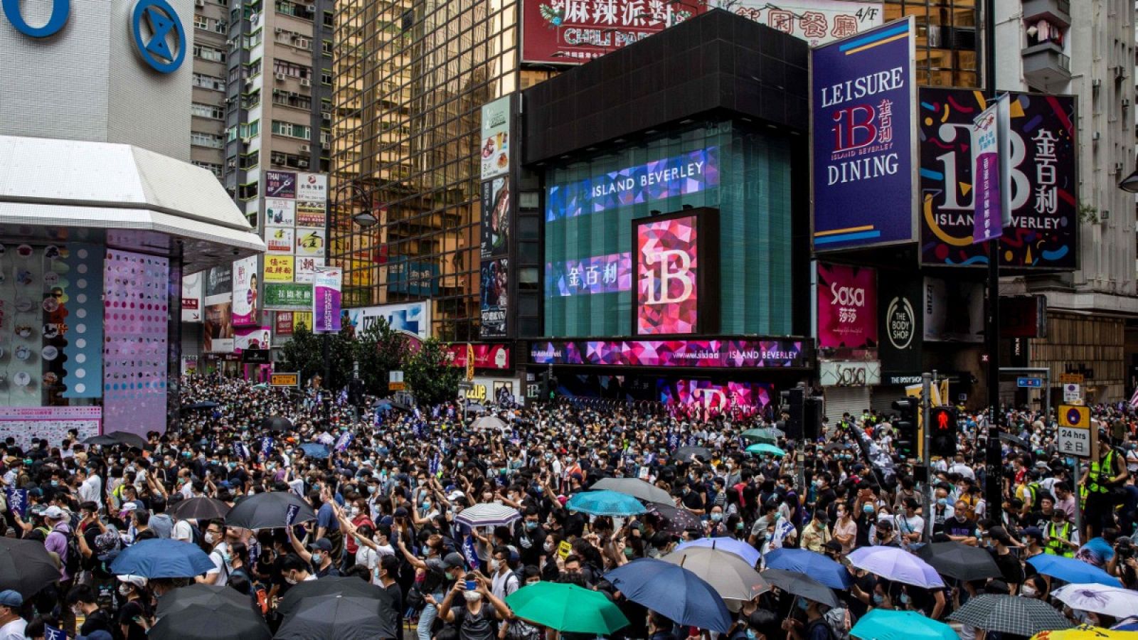 Miles de hongkoneses protestan por la polémica ley de seguridad china