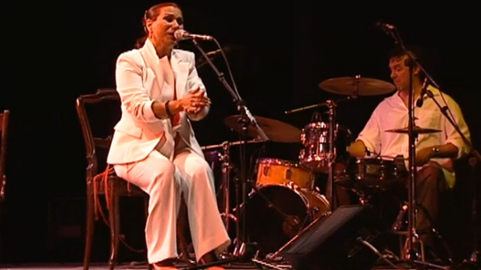 Miguel Poveda, Arcángel y Susi cantan "La leyenda del tiempo" (2004)